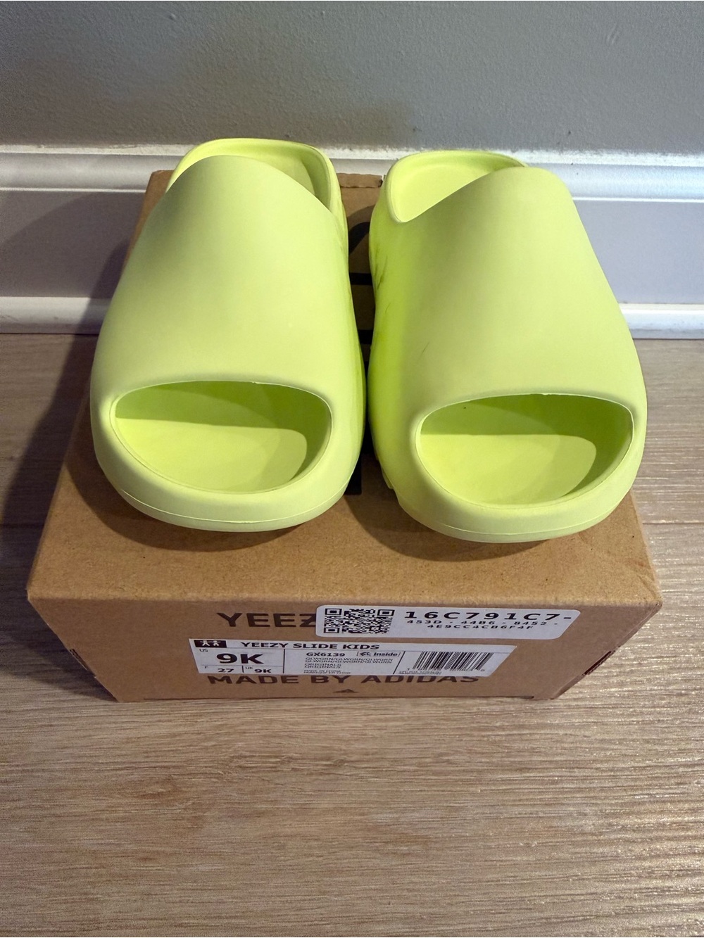 Yeezy Slide Glow 9K Authentic - Like new